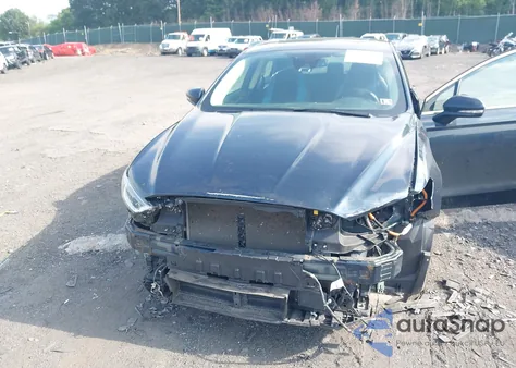 2020 Ford Fusion Plug-In Hybrid Titanium z USA, uszkodzony, nr VIN 3FA6P0SU3LR154945